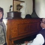 stevie sings to our knight - Matjiesfontein